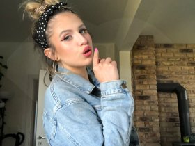 Girl LolaLove - GHCCmFDii4kJ.jpg