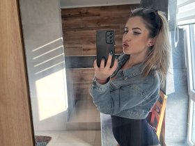 Girl LolaLove - frhnxKkPXk4g.jpg